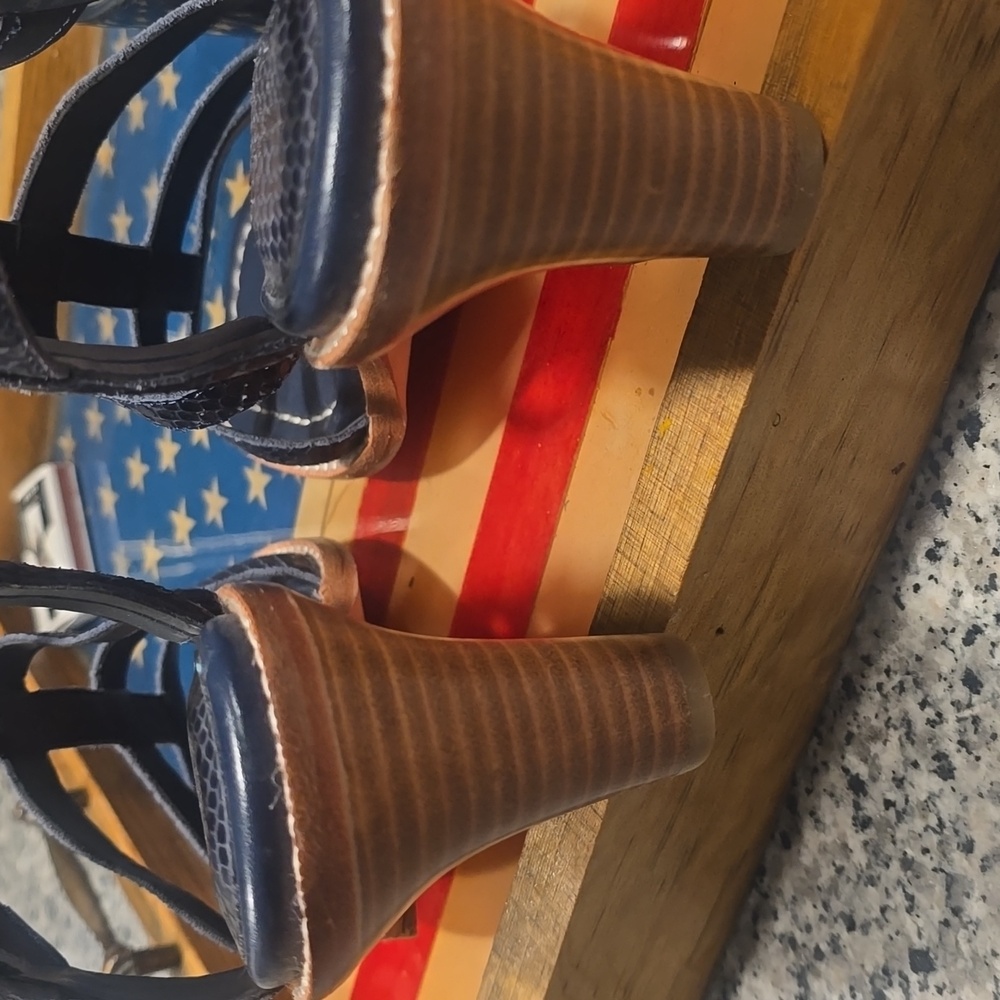 NWOT Donald Pliner - Jenessa Block Heel Gladiator Sandal 9 Navy - Picture 2 of 3